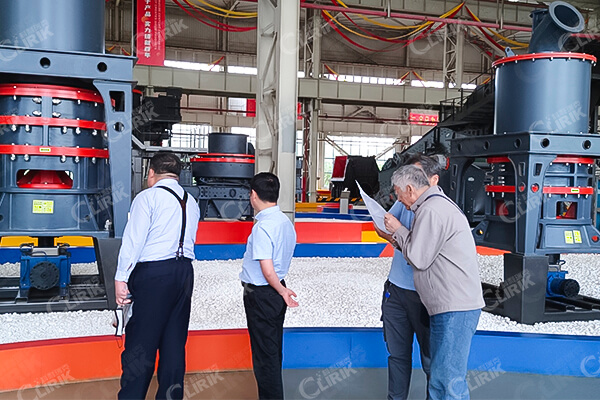 江蘇李總來廠考察玻璃HGM80A-超細(xì)磨粉設(shè)備